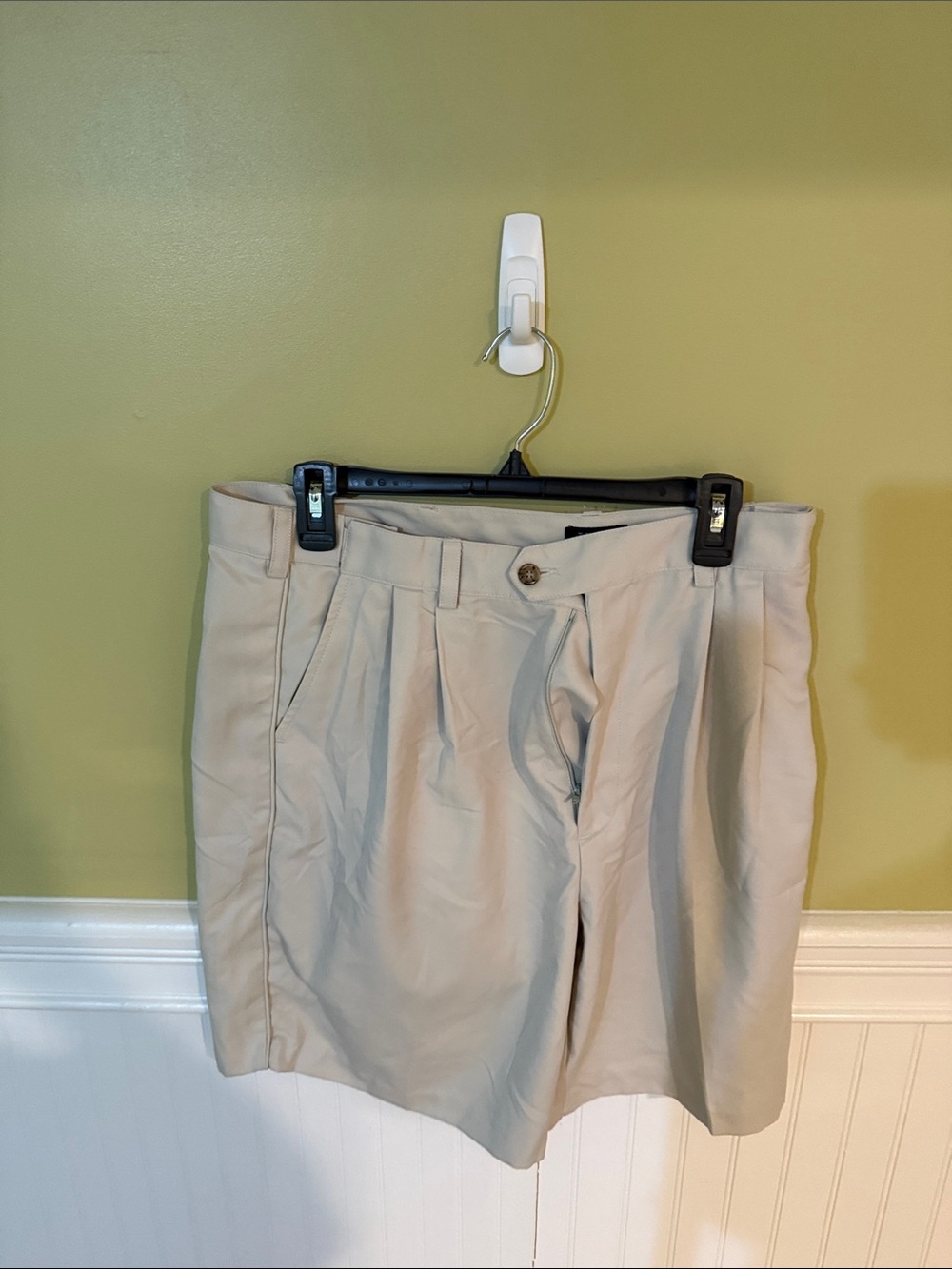 Izod Khaki Men's Size 34W Pleated Golf Shorts